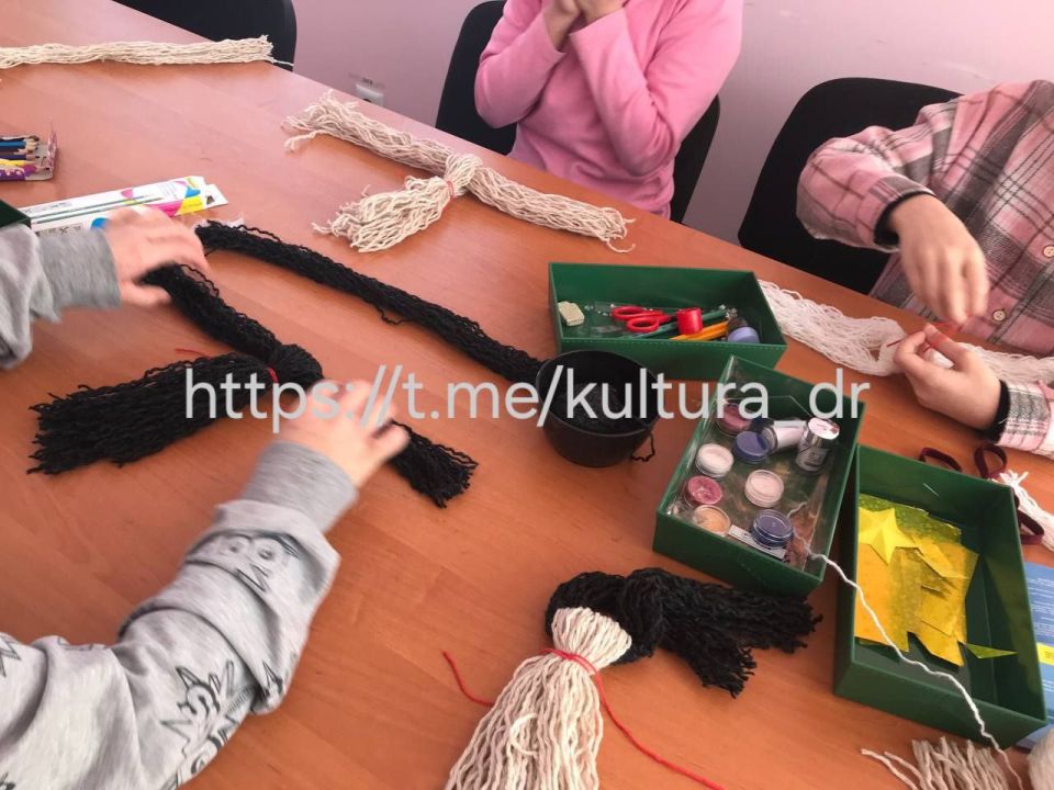 21 февраля в кружке «Умелые ручки» Балаковского СДК прошёл увлекательный мастер-класс «Весна не за горами», посвящённый Масленице