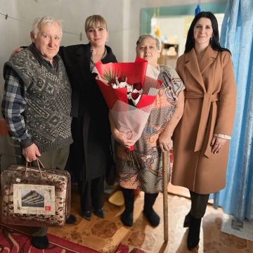 Сотрудники территориального отдела г. Молочанск, активисты партии «Единая Россия» поздравили супружескую пару Фалендыш с двойным праздником – бриллиантовой свадьбой и юбилейным днем рождения главы семейства