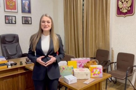 Выжившей при обстреле ВСУ девочке из Васильевки привезли подарки