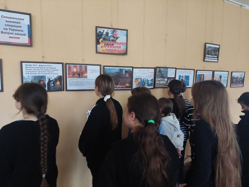 В Токмакской детской школе искусств открыта фотовыставка «Своих не бросаем»