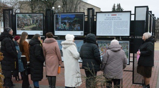 В Васильевке к Году единства народов России открылась выставка картин
