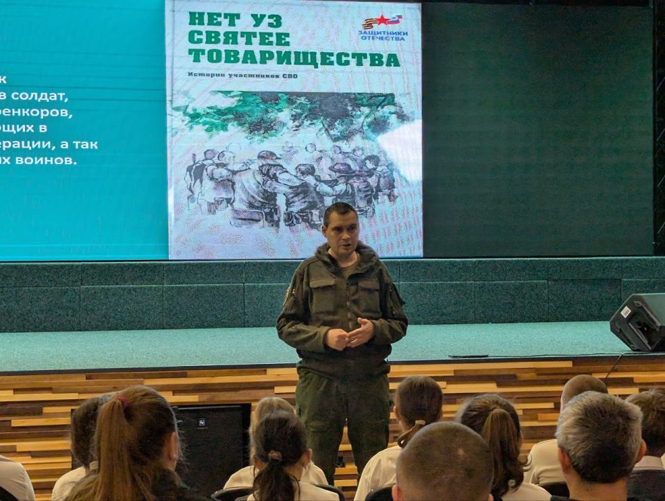 Команда запорожского филиала фонда «Защитники Отечества» передала областной научной библиотеке имени Горького сборник воспоминаний и рассказов участников СВО «Нет уз святее товарищества»