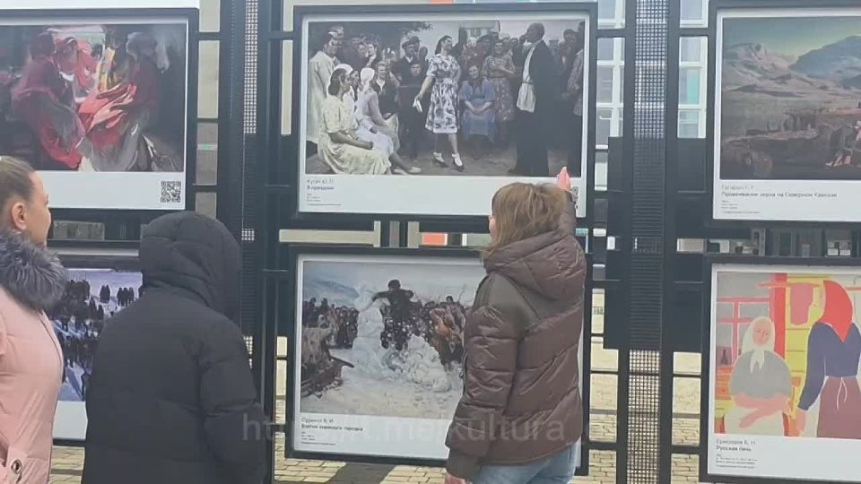 Возле Дворца Культуры "Горняк" обновилась выставка картин уличного музея, посвящённая 2026 году - Единства Народов России!