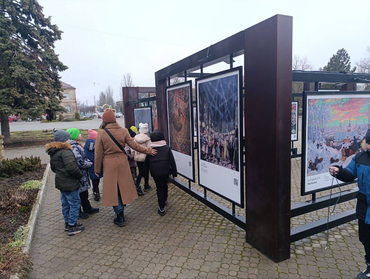 На Центральной площади Приморска открылась новая выставка