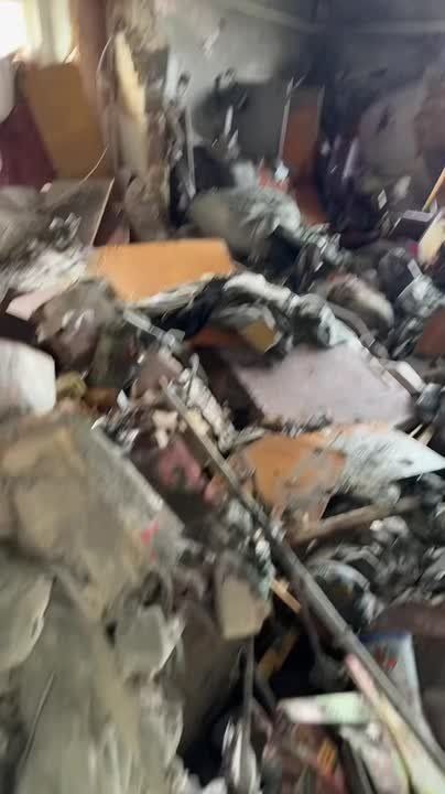 Последствия прямого попадания снаряда ВСУ в многоквартирный дом в Васильевке показала глава округа Наталья Романиченко