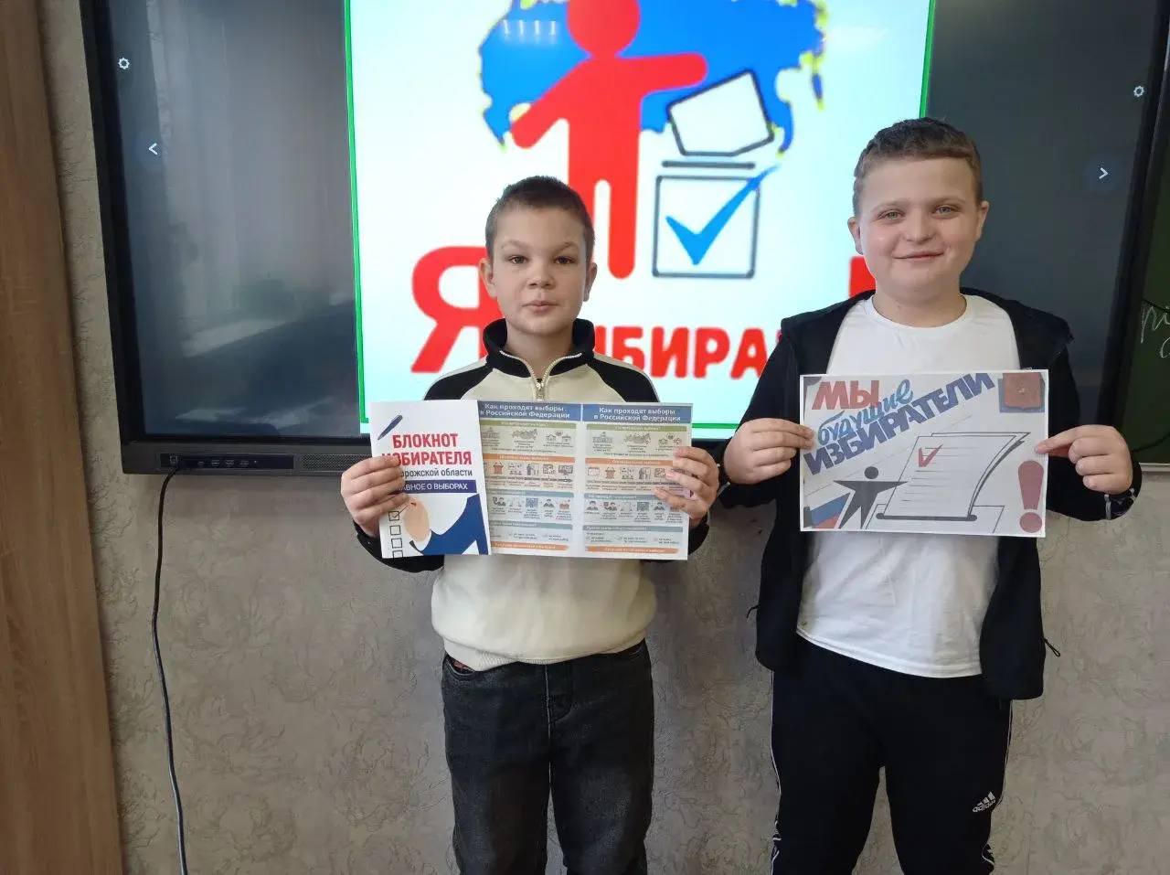 В ГБУ ОО ЗО «Черниговская СОШ № 1» (пгт Черниговка) заместитель председателя УИК № 329, педагог Т.П. Семенихина, ко Дню молодого избирателя провела для учеников 5 класса беседу «Я — будущий избиратель»