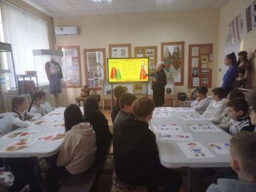В ознаменование празднования Года единства народов России в МБУ «Приазовский краеведческий музей» состоялось открытие цикла мастер классов « Национальные костюмы народов России», в котором на протяжении года будет рассказано...