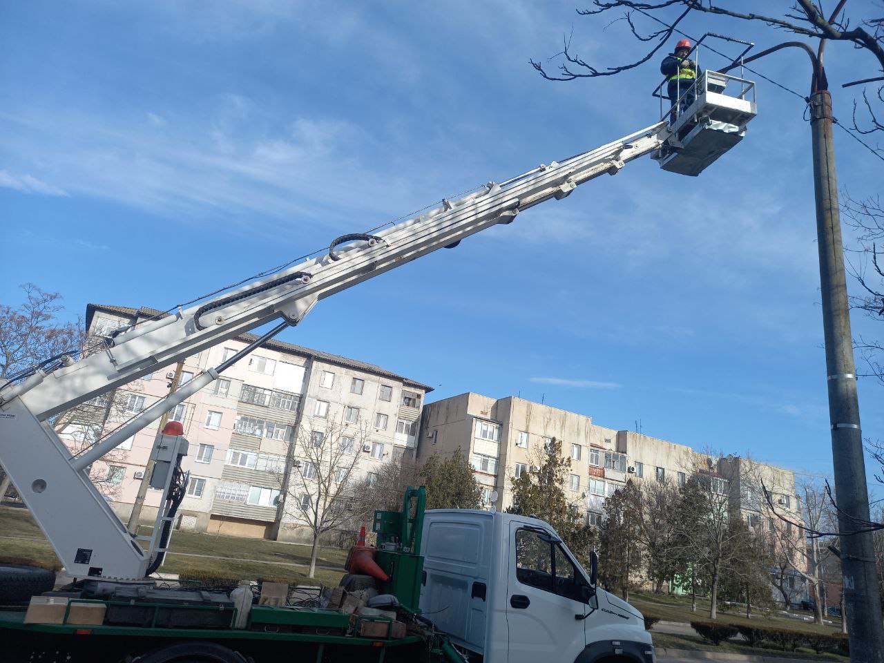 Бригады Акимовского ЖКХ и шеф-региона Ярославской области выполняют работы по монтажу линии уличного освещения на центральной улице Акимовки