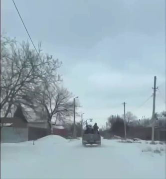 Архивные кадры. Прилёт дрона ВС РФ по украинскому пикапу