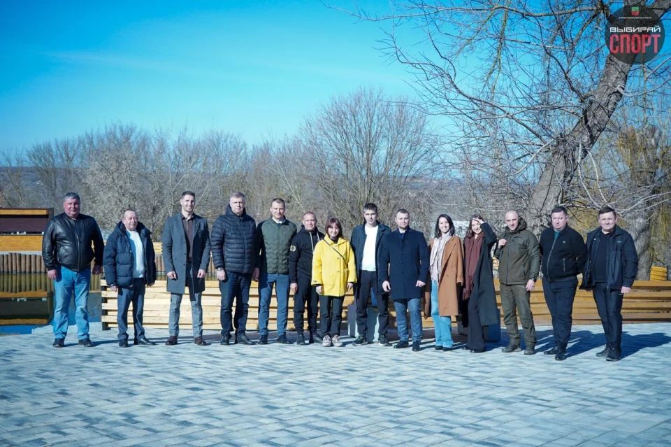 В рамках Координационного совета исторических регионов РФ в сфере физической культуры и спорта, делегация отправилась на целебные источники в селе Терпенье и возложила цветы в память о героях на мемориале