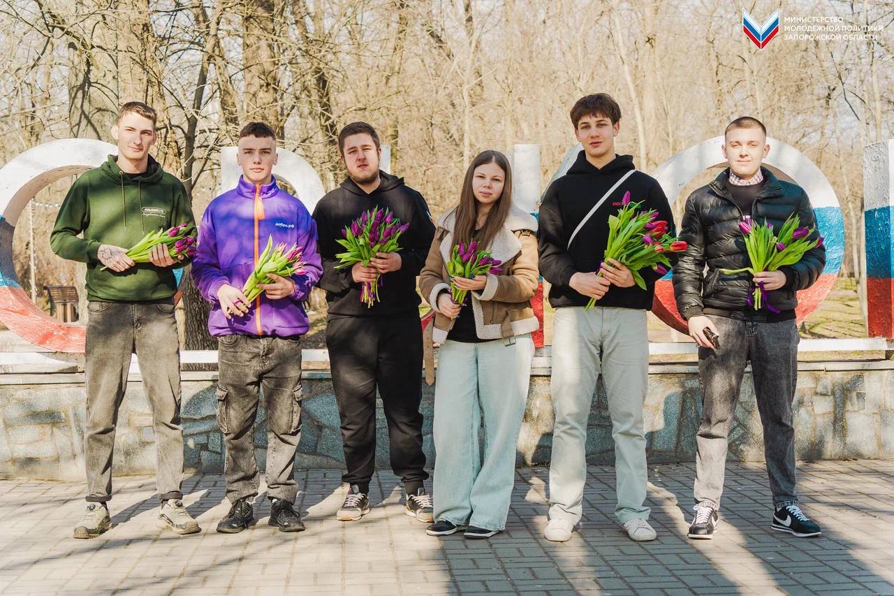 Букет тюльпанов и искренние улыбки женщин