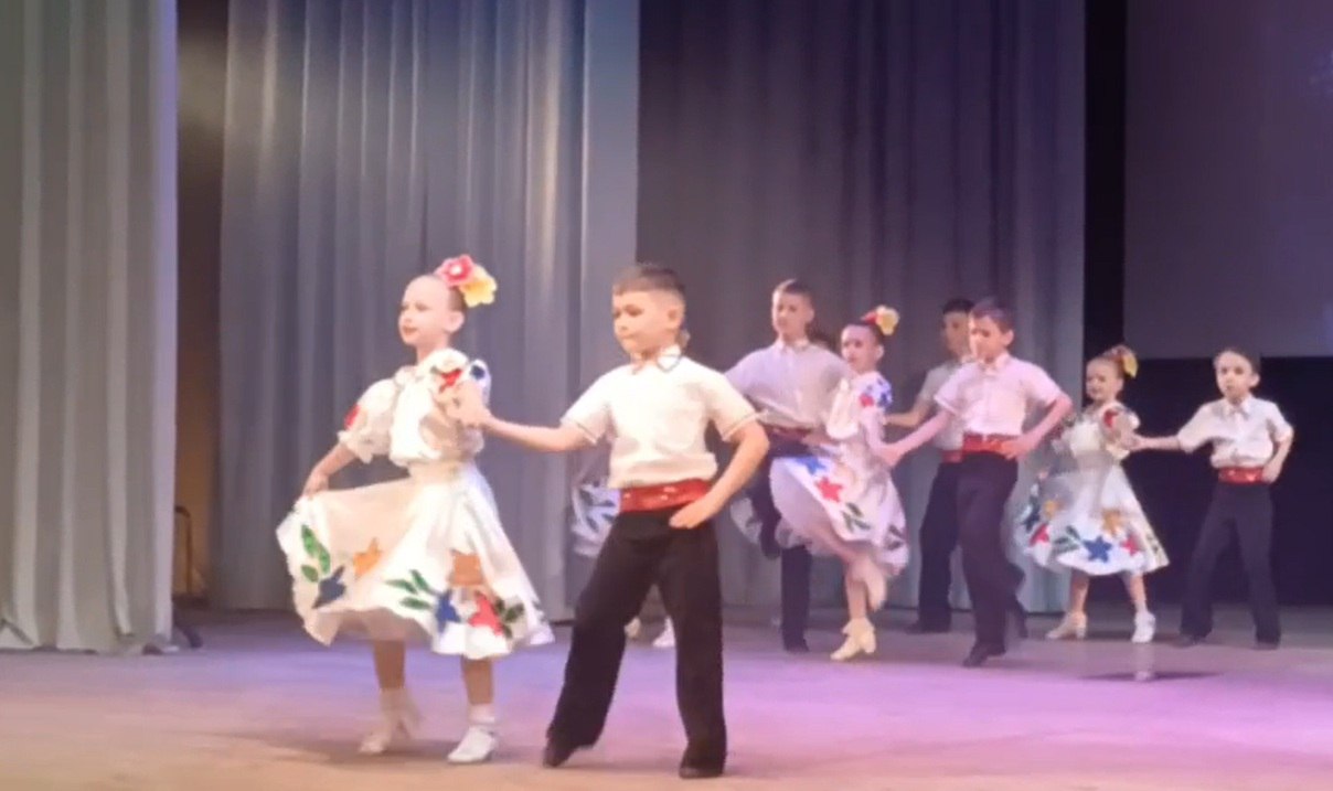 Более полусотни жен и матерей участников СВО из разных районов Запорожской области стали зрителями праздничного концерта «С любовью к женщине»