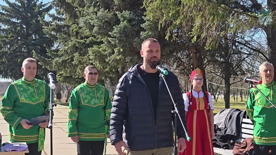 История, ожившая в искусстве: в селе Осипенко открыли инсталляцию «Театральная площадь»