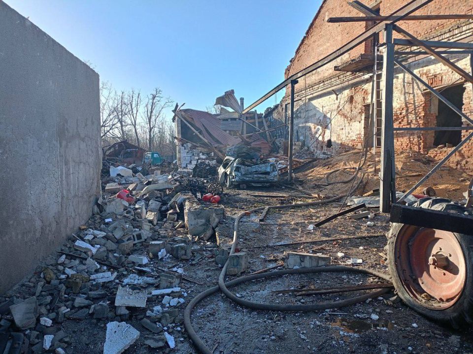 В результате атаки со стороны противника в пгт Розовка был уничтожен объект гражданской инфраструктуры — автозаправочная станция, являвшаяся единственной в районе