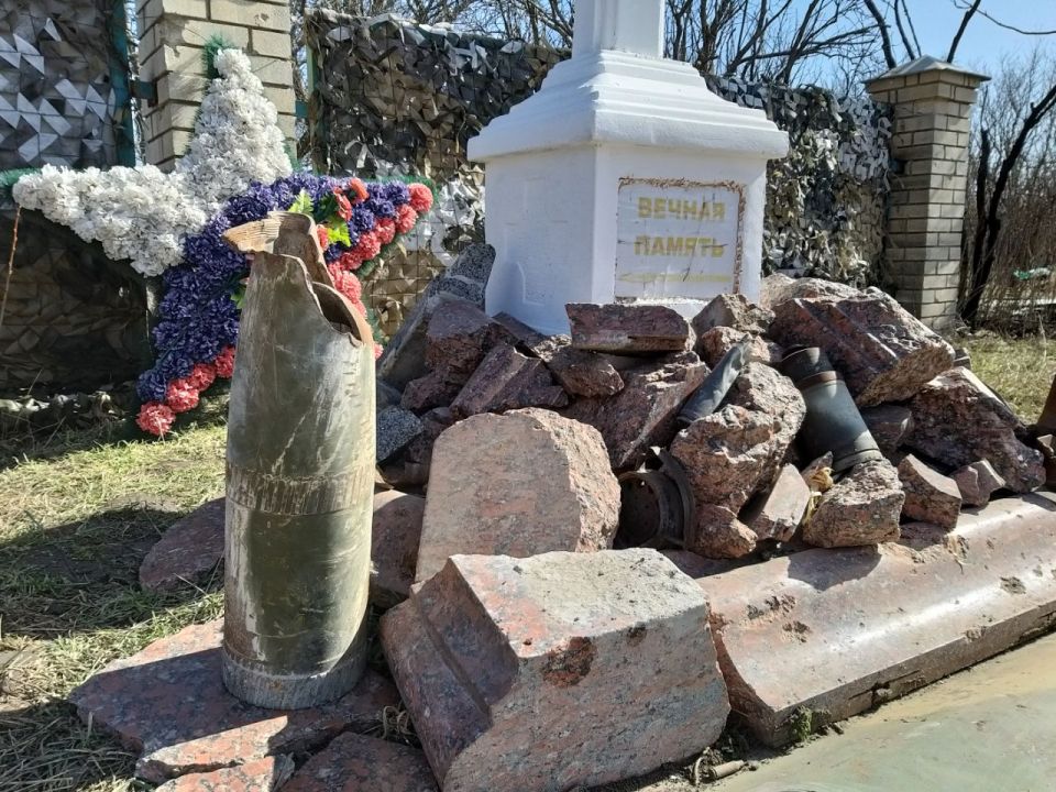 Анна Хорошун: Сегодня, 12 марта, в четвертую годовщину начала боев возле стен Свято-Успенского Николо-Васильевского монастыря, насельники обители вознесли сугубые молитвы о всех убиенных в монастыре, в селе Никольском, на...