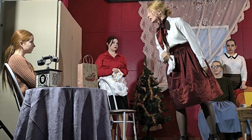 Детективную комедию «Восемь любящих женщин» представили юные актеры Акимовки