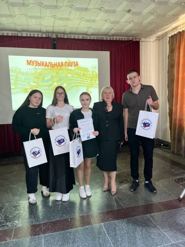 Сегодня, учащиеся ГБУ ОО ЗО "Пришибская СОШ", приняли участие в квизе "Мы молодые - нам выбирать", которое проводилось председателем территориальной избирательной комиссии №19, Пискловой Светланой Владимировной