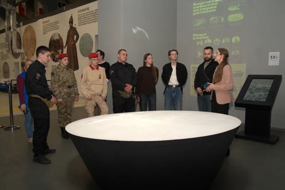 Мелитопольский мультимедийный парк «Россия – моя история» представил ветеранам СВО, команде запорожского филиала фонда «Защитники Отечества», сотрудникам регионального министерства молодежной политики и волонтерам-подросткам...