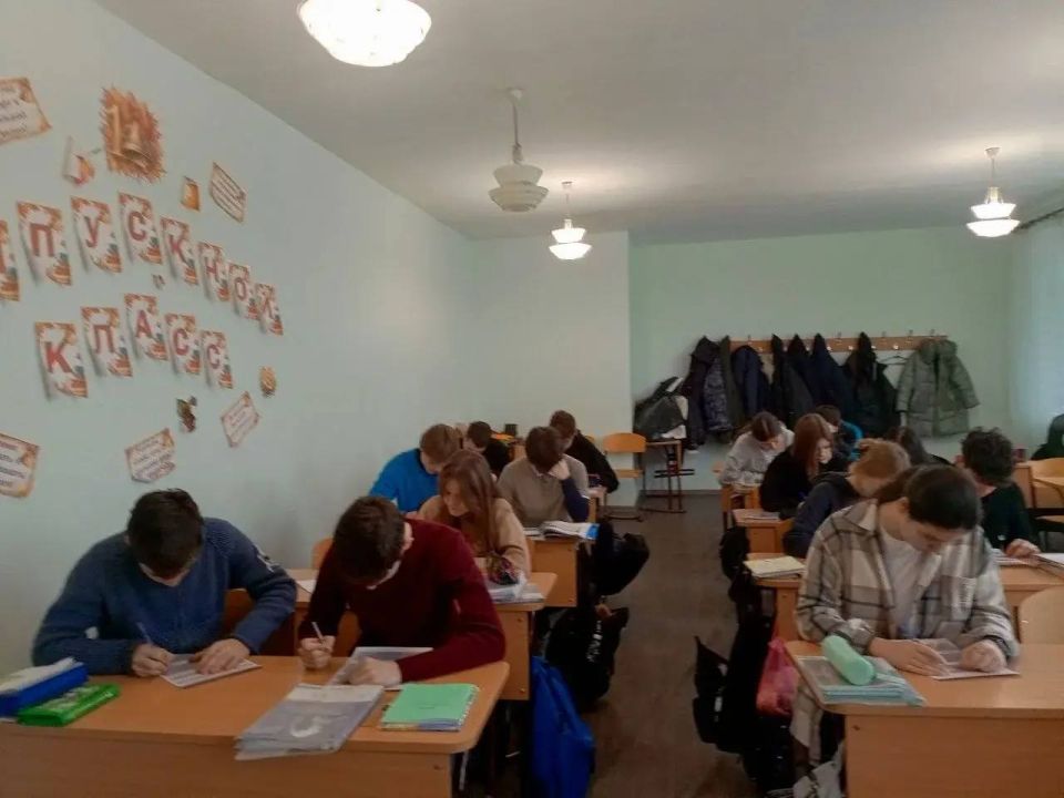 В рамках празднования Дня молодого избирателя председатель территориальной избирательной комиссии №12 провела среди учащихся 10–11 классов ГБУ ОО ЗО «Пологовская СОШ №4» опрос «Сегодня — ученик, завтра — избиратель»