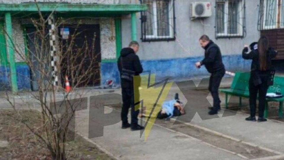 Запорожская полиция подтвердила: мертвец у подъезда оказался военнослужащим