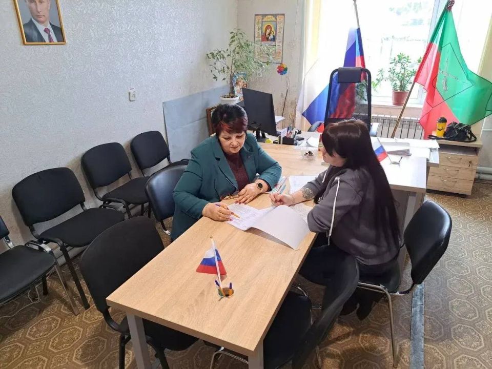 С рабочим визитом территориальную избирательную комиссию №12 Пологовского муниципального округа посетила исполнительный секретарь Пологовского местного отделения партии "Единая Россия" Дарья Васильевна Фесенко