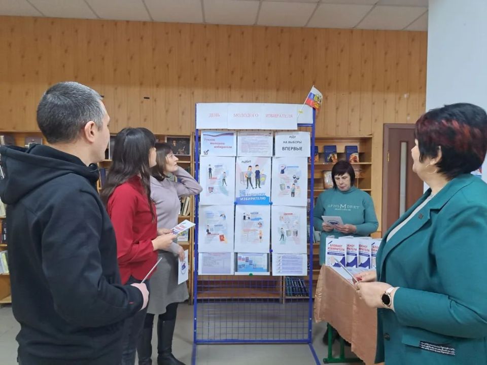 В рамках мероприятий ко Дню молодого избирателя председатель территориальной избирательной комиссии №12 Пологовского муниципального округа вместе с библиотекарем Нилой Юрьевной Славной организовала в Центральной библиотеке...