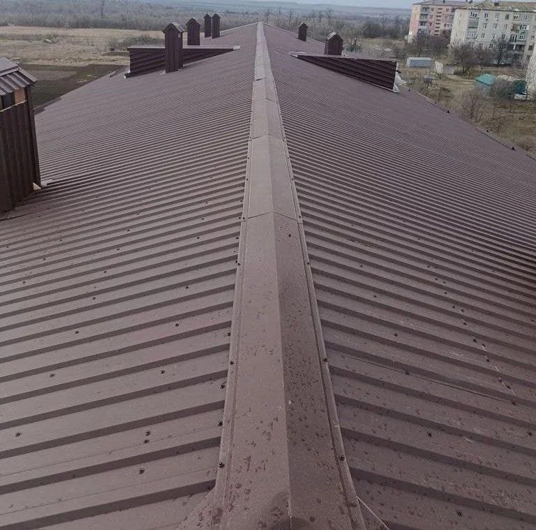 У многоквартирного дома по улице Потемкина в Пологах – новая кровля