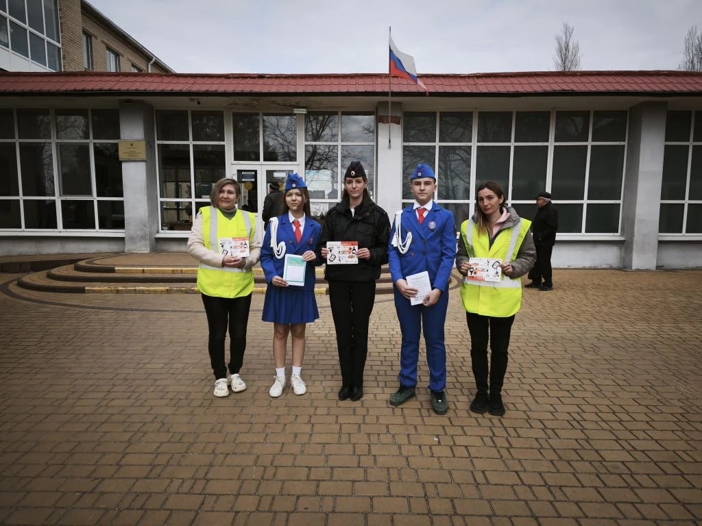 Сотрудники Госавтоинспекции совместно с отрядом ЮИД и «Родительским патрулем» провели профилактическую акцию вблизи Мелитопольской школы № 6