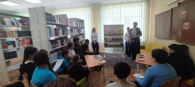 В преддверии Дня поэзии, который приходится на 21 марта, в библиотеке ГБУ ОО ЗО "Инзовская СОШ" состоялся настоящий праздник слова и таланта — школьный конкурс чтецов среди учеников 5-9 классов «В дружбе народов — единство...