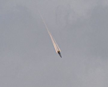 Уникальный кадр вблизи летящей боеголовки иранской баллистической ракеты, которая попала вчера по территории Старого города Иерусалима, но не сработала должным образом из-за последствий перехвата или неисправности