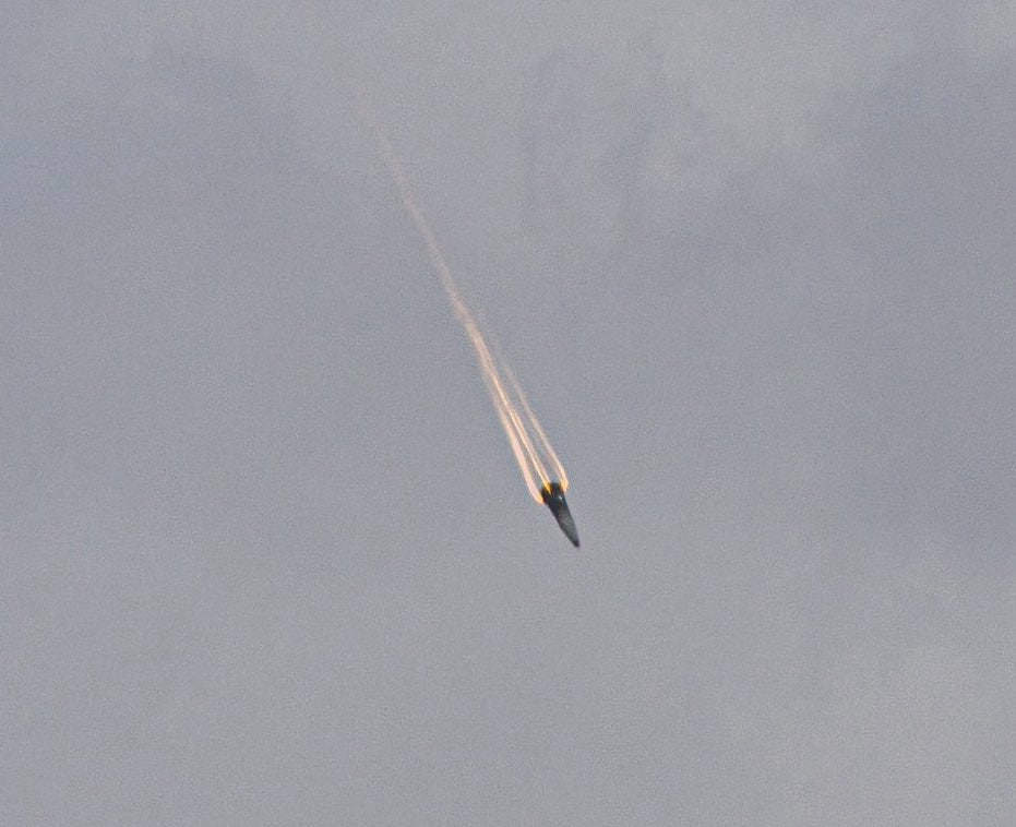 Уникальный кадр вблизи летящей боеголовки иранской баллистической ракеты, которая попала вчера по территории Старого города Иерусалима, но не сработала должным образом из-за последствий перехвата или неисправности