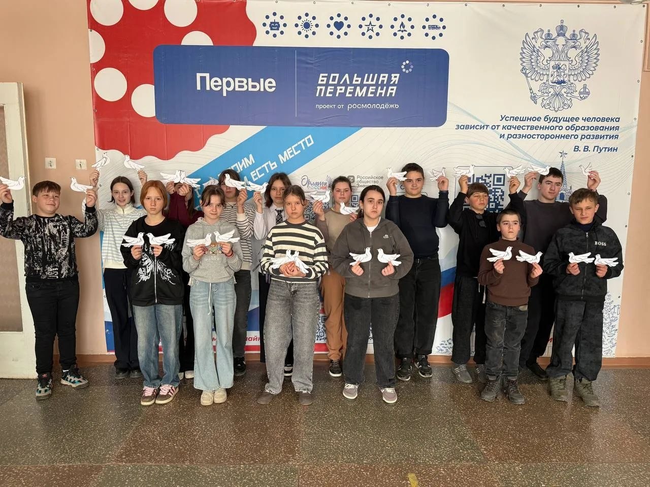 Молодежь Андроновки провела акцию памяти жертв теракта в «Крокус Сити Холле»