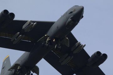 Стратегические бомбардировщики В-52Н и В-1, а также высотный самолет-разведчик U-2 ВВС США на авиабазе Фэрфорд в Великобритании