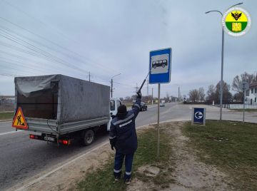 В Мелитополе продолжается очистка дорожных знаков и столбов