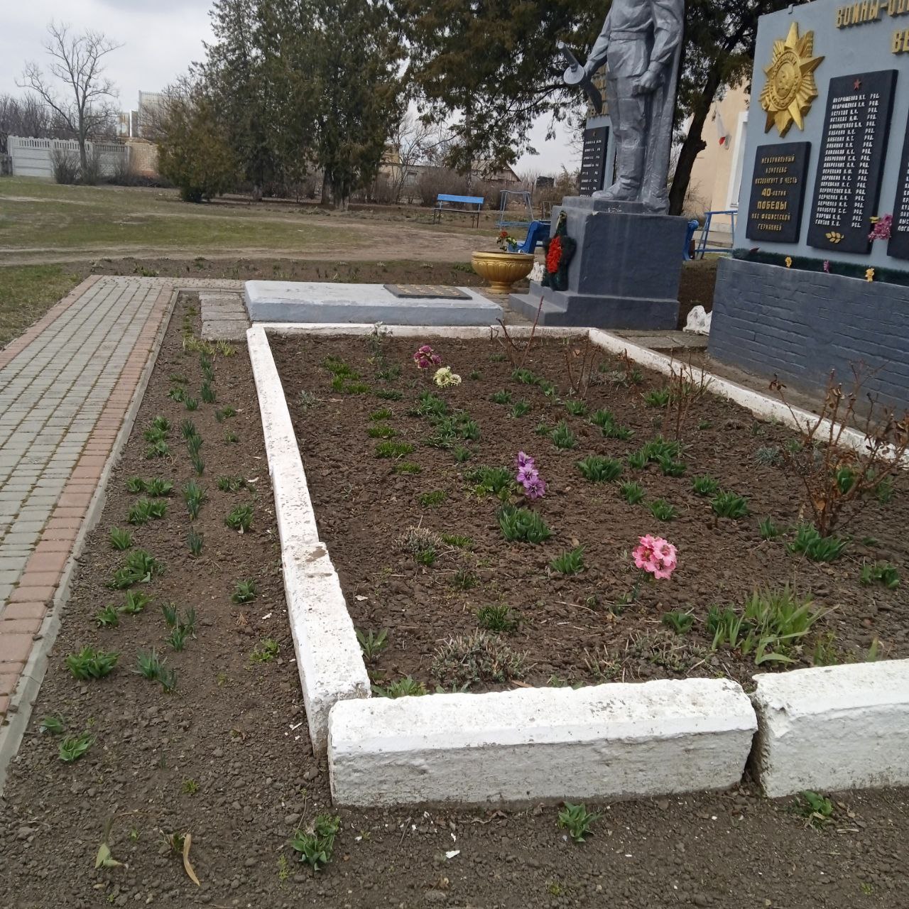 В клубе досуга села Троицкое ведётся работа по поддержанию порядка на прилегающей территории