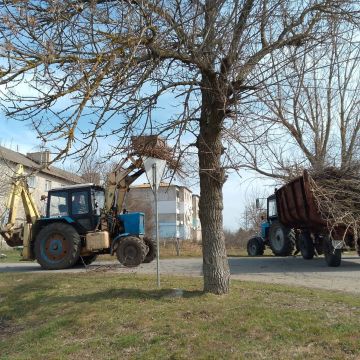 Чистота села Луначарское в руках активистов