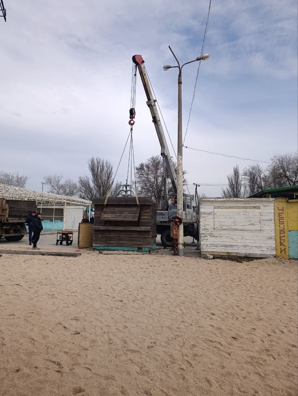 В Бердянске приступили к демонтажу НТО