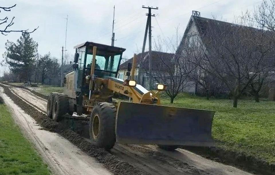 В запорожских селах продолжают выравнивание дорог на улицах