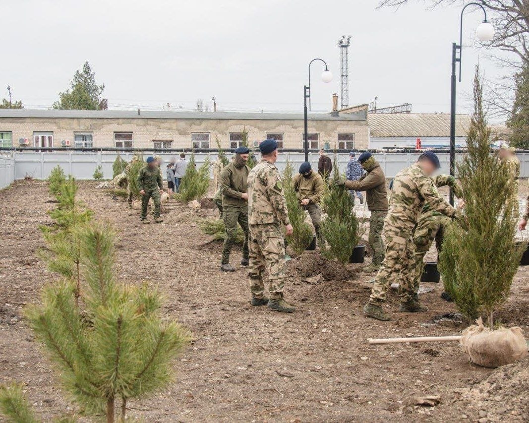 В Мелитополе глава городского округа Сергей Золотарёв поддержал инициативу Управления Росгвардии по Запорожской области и принял участие в закладке Аллеи Росгвардии в парке «Участников СВО»
