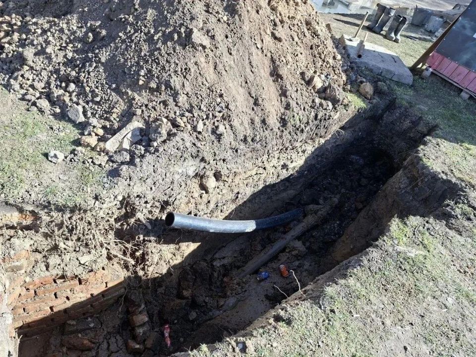 При ремонте водопровода на улице Пролетарской в Пологах применяются самые современные методы