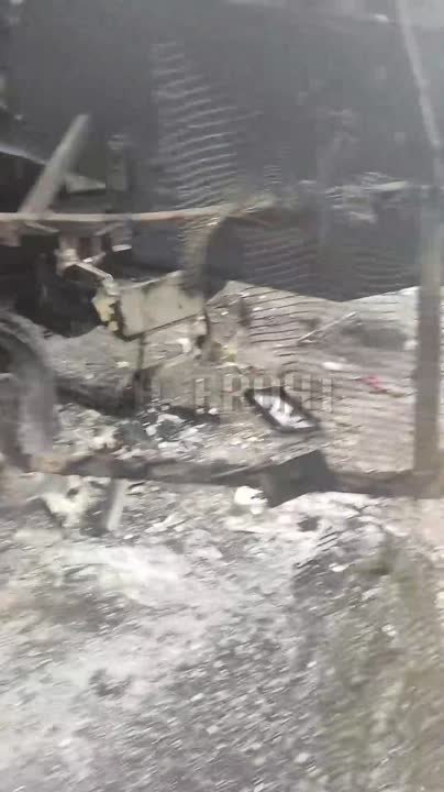 Уничтоженный бронированный эвакуатор Oshkosh M1089 A1P2 MTV ВСУ где-то на фронте