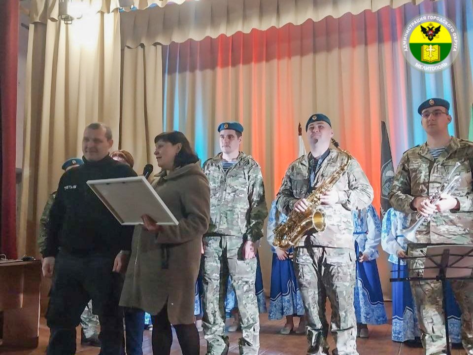 В рамках Года единства народов в селе Новофилипповка для жителей выступил вокально-инструментальный ансамбль «10 рота» десантно-штурмового полка