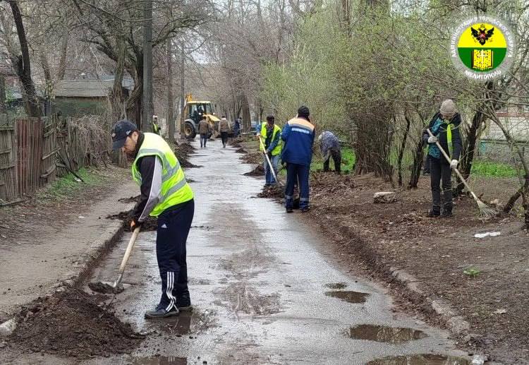 Администрация городского округа Мелитополь продолжает работу по поддержанию чистоты и порядка на улицах города