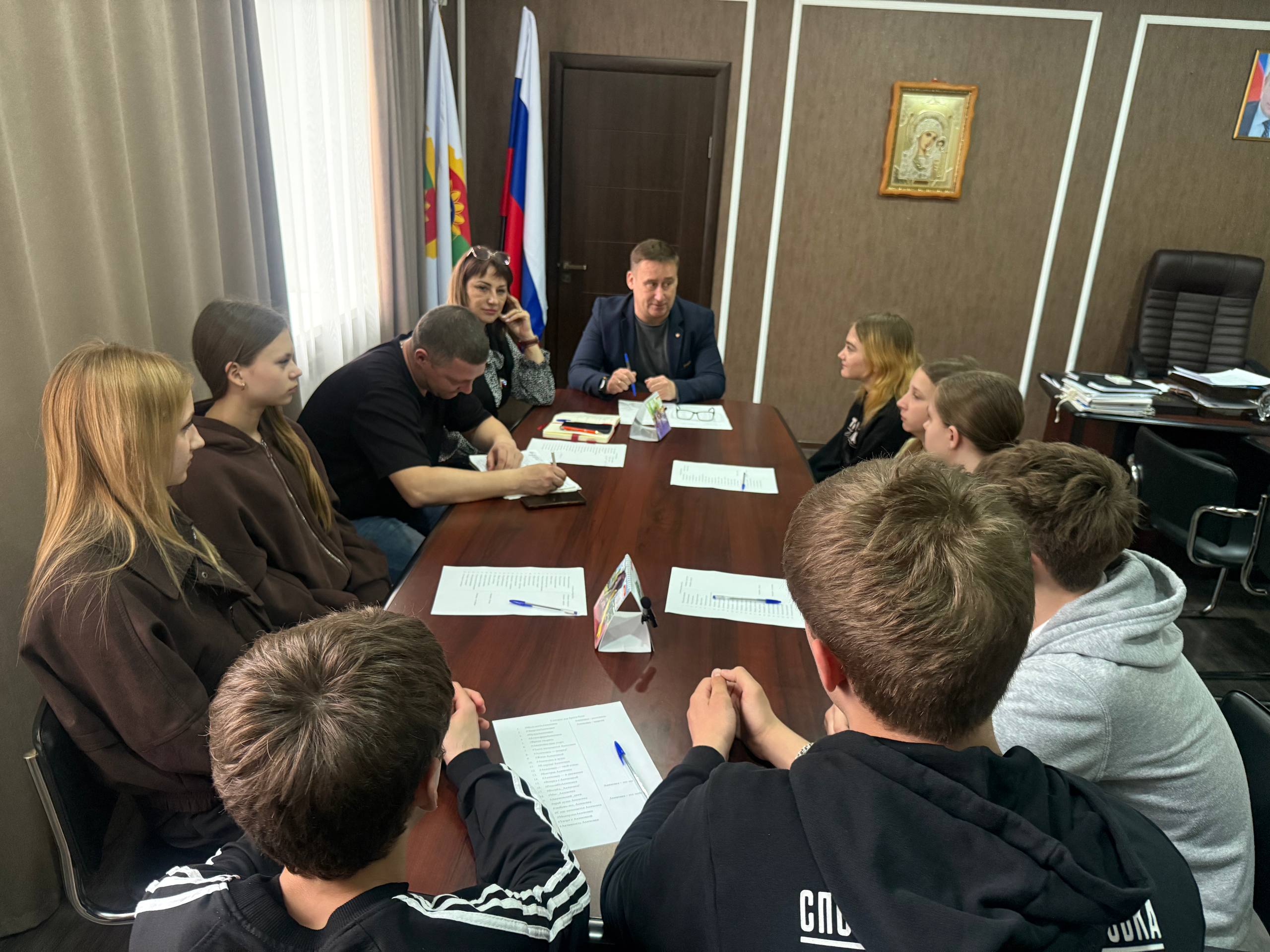 Глава округа Александр Трудоношин вновь встретился с нашей активной молодежью, и эта встреча стала ярким подтверждением того, что будущее Акимовки создается в диалоге и сотрудничестве