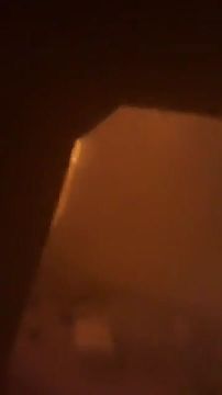 Прилет иранской ракеты прямо рядом с укрытием американских военнослужащих, которые вели съемку на военной базе США на Ближнем Востоке