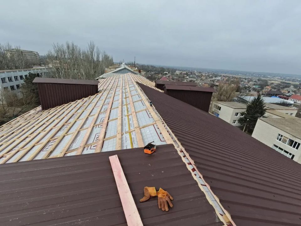 Пензенские подрядчики завершают ремонт кровли третьего из четырех МКД в Пологах