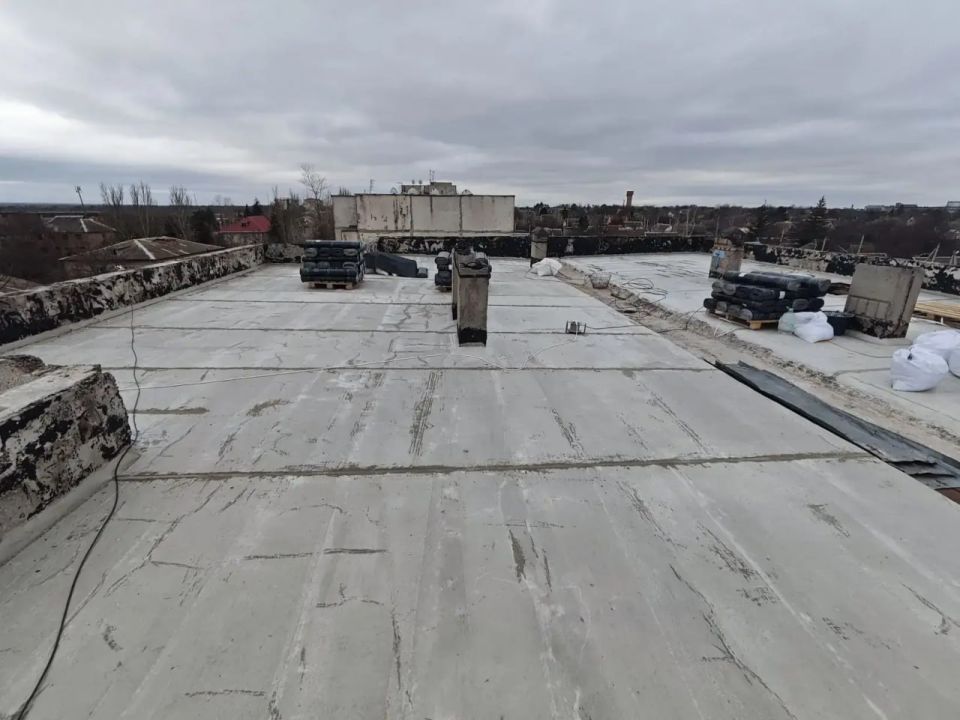 На крыше МКД по улице Восточной в Пологах строители залили бетонную «подушку»