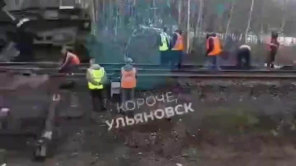 Новые кадры с места схода семи вагонов пассажирского поезда с рельсов в Ульяновской области