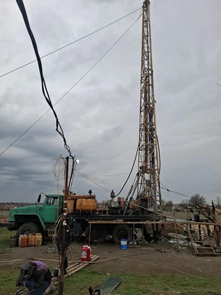 На артезианской скважине в Токмаке пензенцы приступают к монтажу фильтровальной колонны