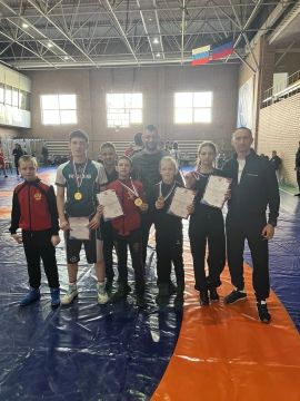 В первых числах апреля воспитанники отделения спортивной борьбы МКУ ДО «Спортивная школа» г. Токмак достойно представили наш округ на двух крупных соревнованиях